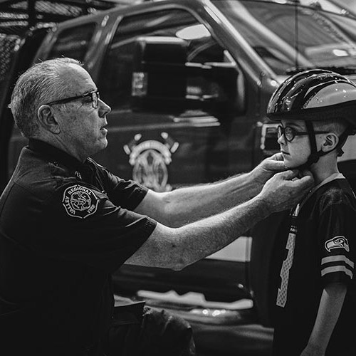 helmet fitting on child