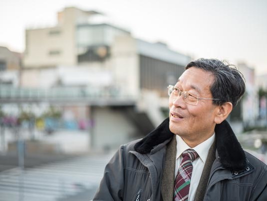 Senior old man looking at buildings in the city